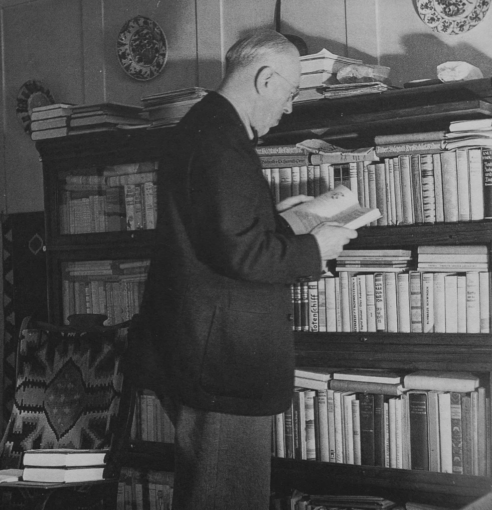 Albert Bächtold vor seinem Bücherregal